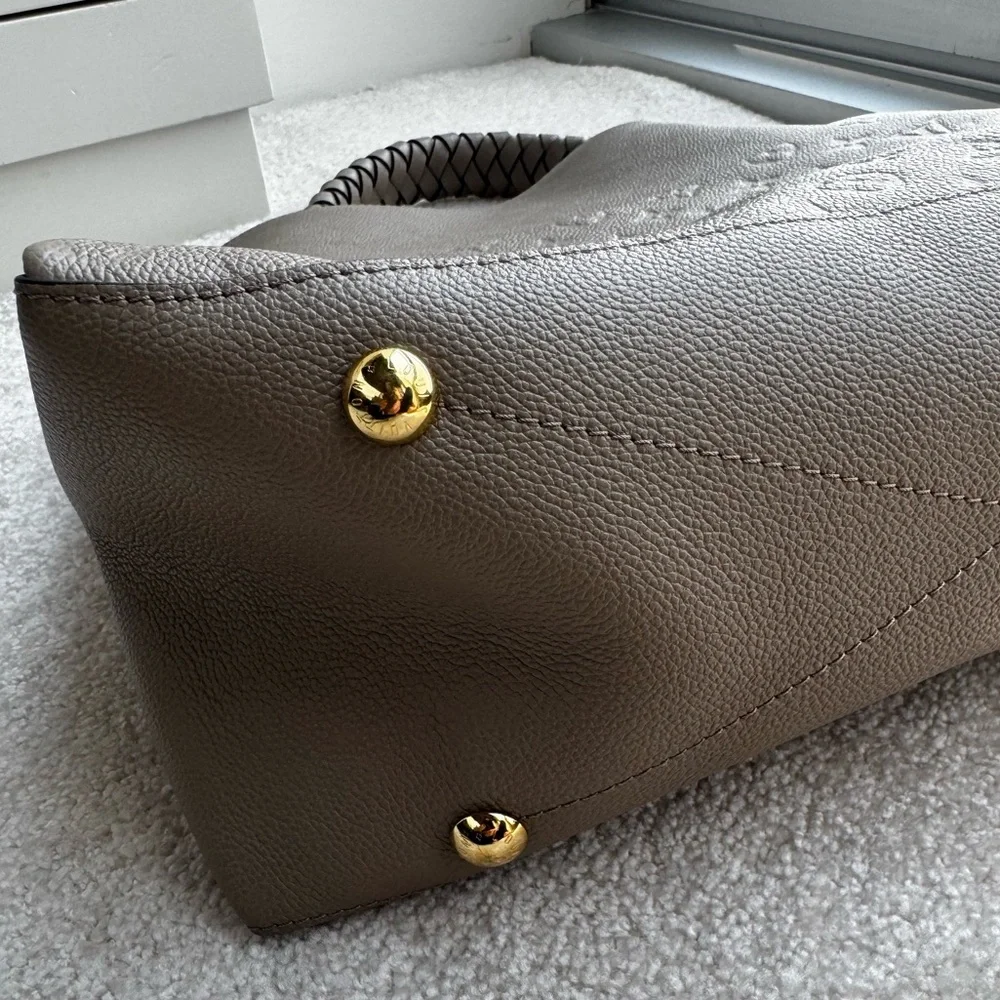 Louis Vuitton Maida Hobo MM Empreinte Leather in Tourterelle – New with Tags - Picture 11 of 16